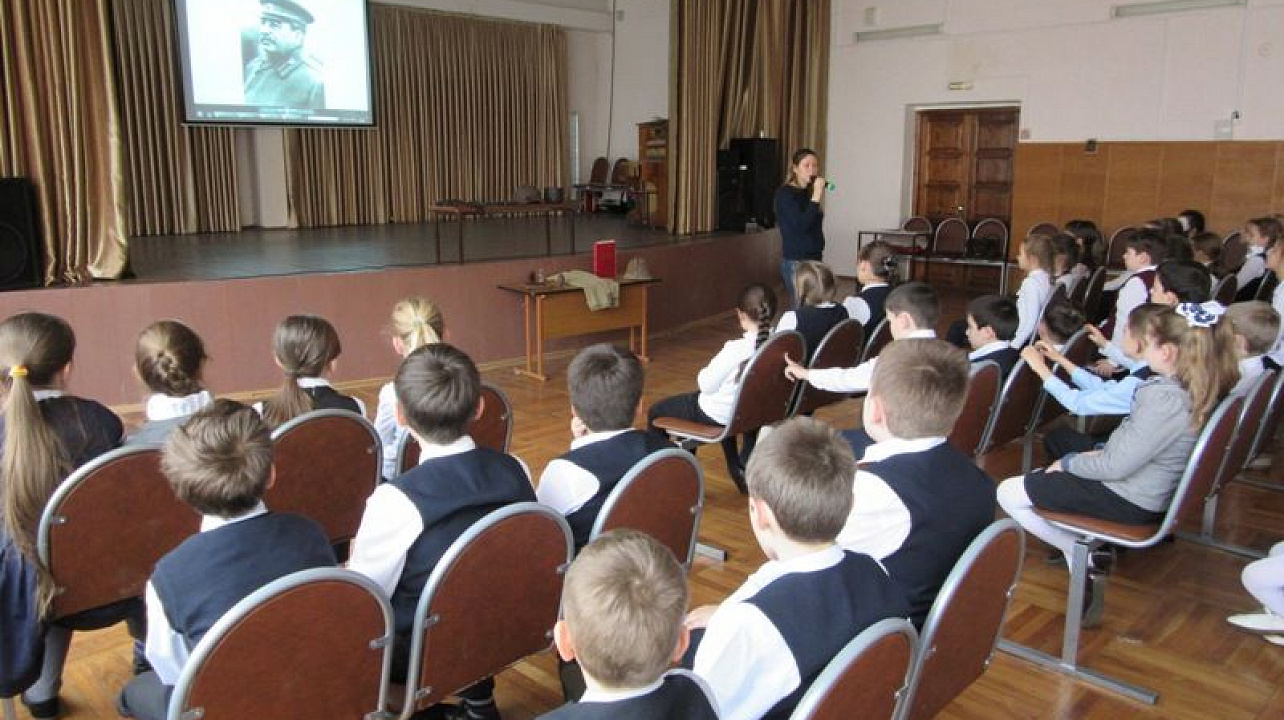 В школе № 89 прошла выездная выставка