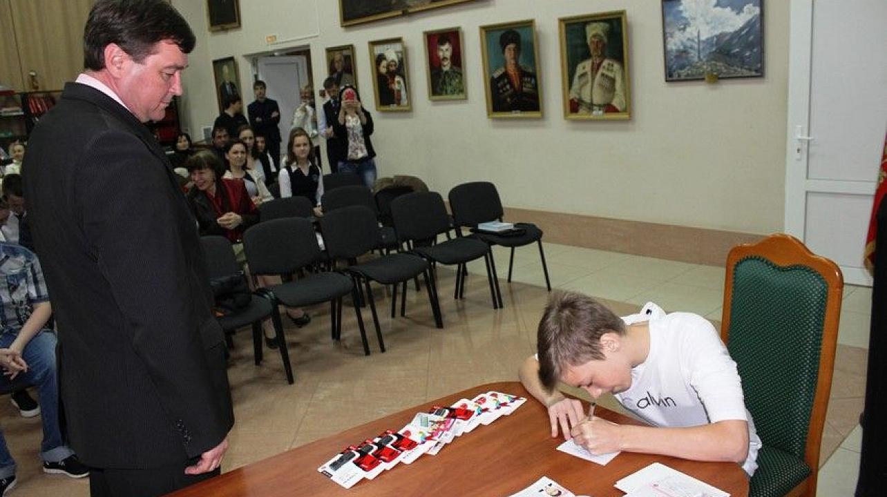 Юным гражданам Западного округа торжественно вручили паспорта