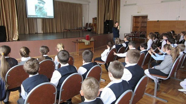 В школе № 89 прошла выездная выставка