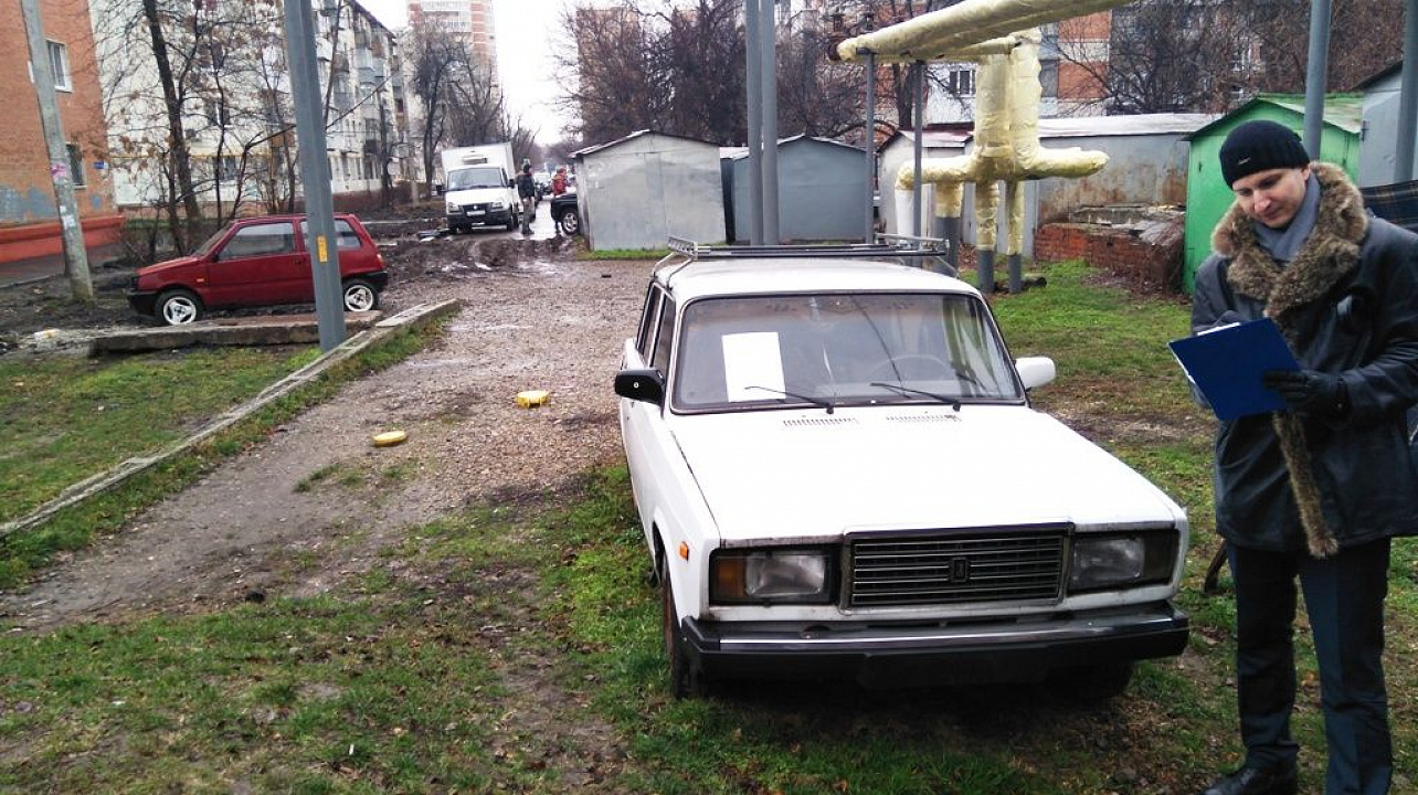 В Западном округе прошел мониторинг улиц с целью выявления и уборки транспортных средств, брошенных собственниками