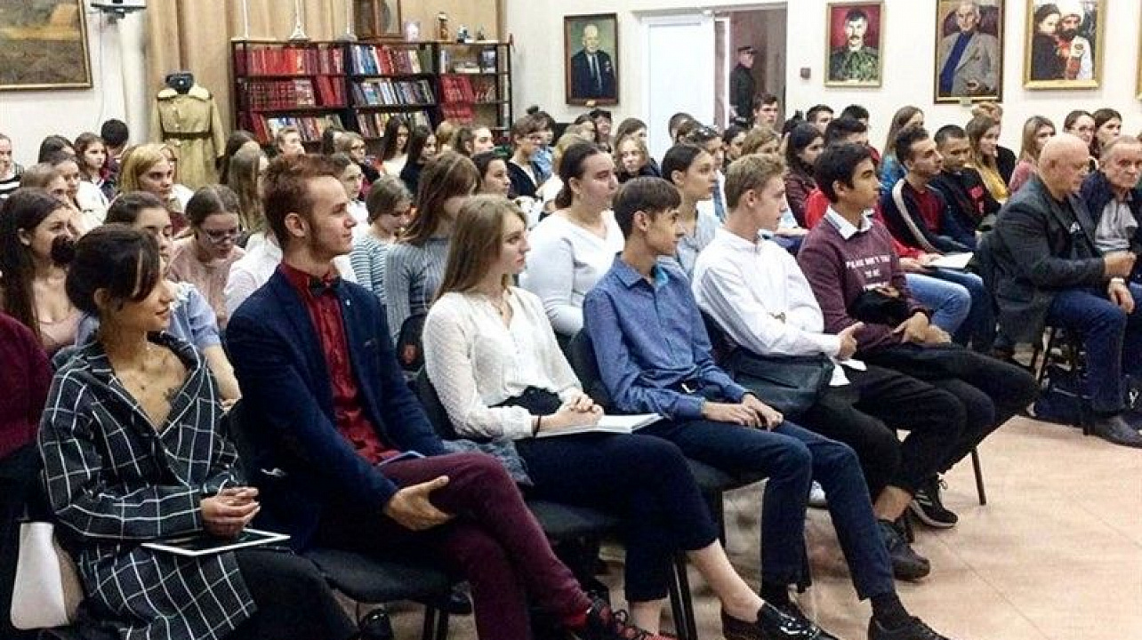 Заседание Патриотической гостиной прошло в Выставочном зале Боевой славы.jpg