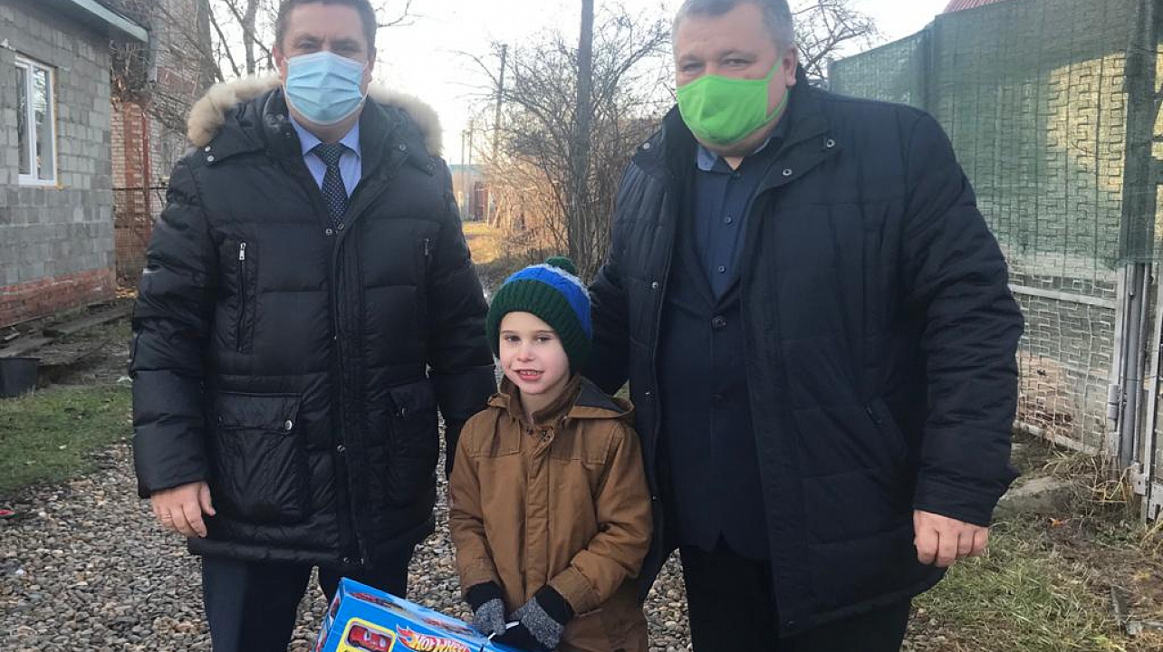 Накануне Нового года праздничные подарки вручили трем ребятам из станицы Елизаветинской