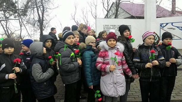 Ученики школы № 6 возложили цветы к памятнику "Освободителям города Краснодара