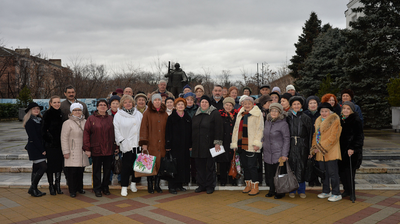 В Западном округе прошло возложение цветов к памятнику студентам, преподавателям и сотрудникам Политехнического университета, погибшим на фронтах