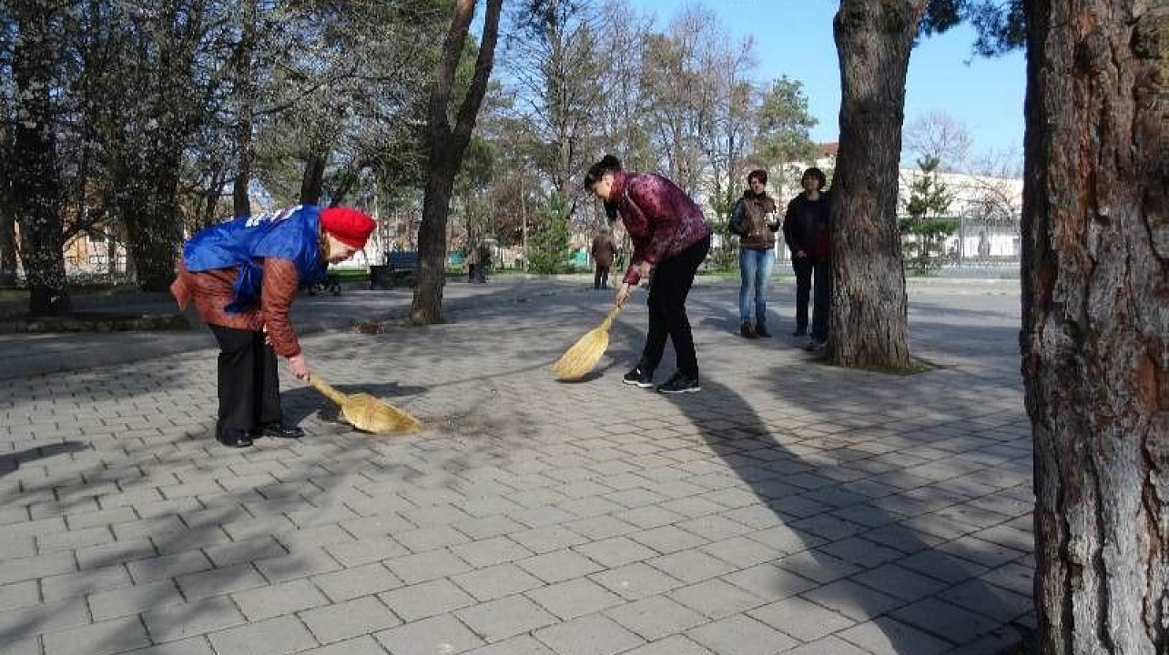 Союз пенсионеров России провел субботник на улице Стасова.jpg