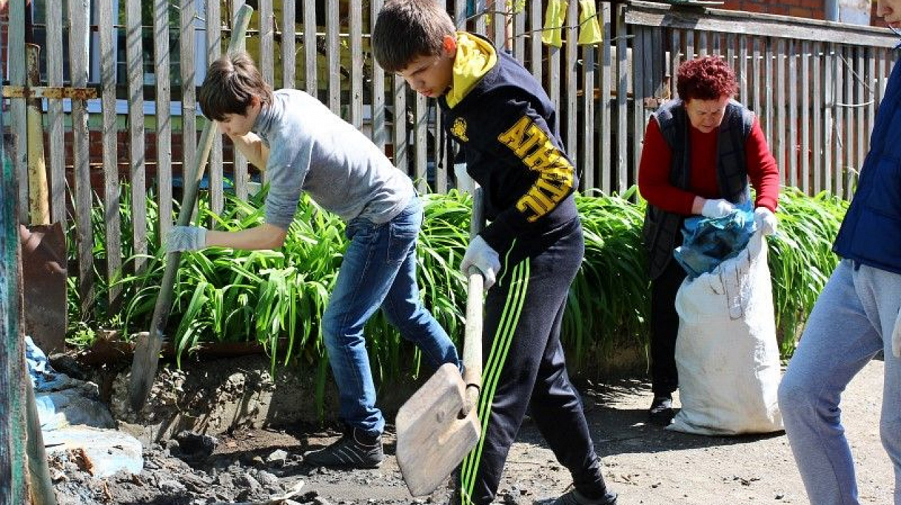 «Трудовой десант» школьников помог ветерану Великой Отечественной войны (1).JPG