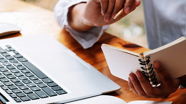 Как исчислять и уплачивать НДФЛ за работников на АУСН