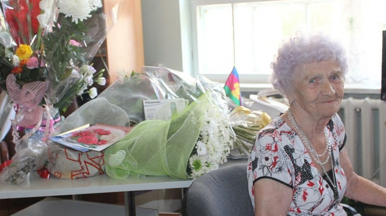 Солистка хора «Золотая осень» Анна Филипповна Петрочук отметила 90-летний юбилей