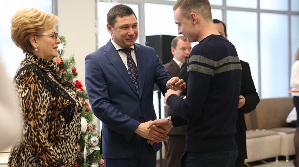 В Краснодаре 50 детям-сиротам вручили ключи от новых квартир