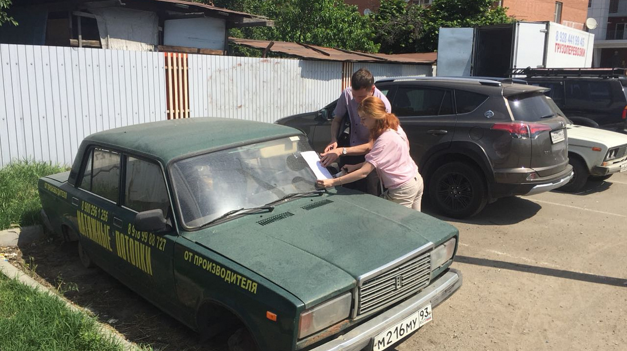 На территории Западного округа провели мониторинг улиц с целью выявления и уборки транспортных средств, брошенных собственниками