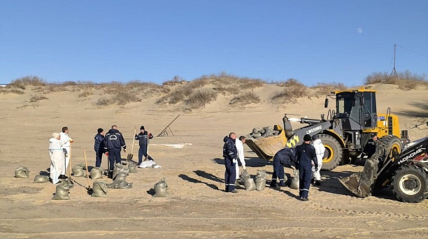 Краснодарские спасатели и волонтёры за сутки вывезли 80 кубометров мусора с пляжей Анапы