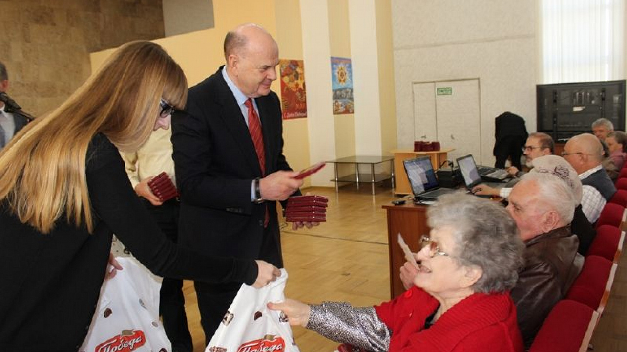 В администрации Центрального округа  проходят торжественные вручения юбилейных медалей