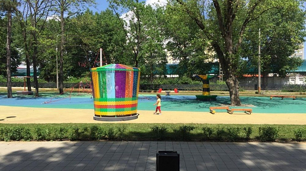 В Молодежном сквере Краснодара установили новые парковые беседки