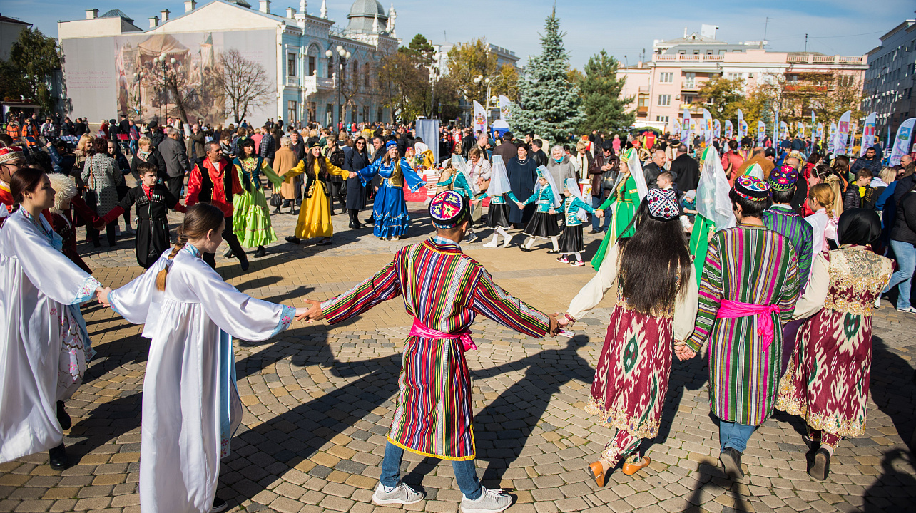 Национально-культурные объединения приняли участие в торжествах, посвящённых Дню народного единства (6).jpg