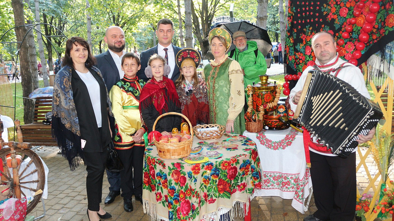 В день города глава Прикубанского округа Александр Журавлев наградил жителей округа за достижения и посетил выставку национальных культур