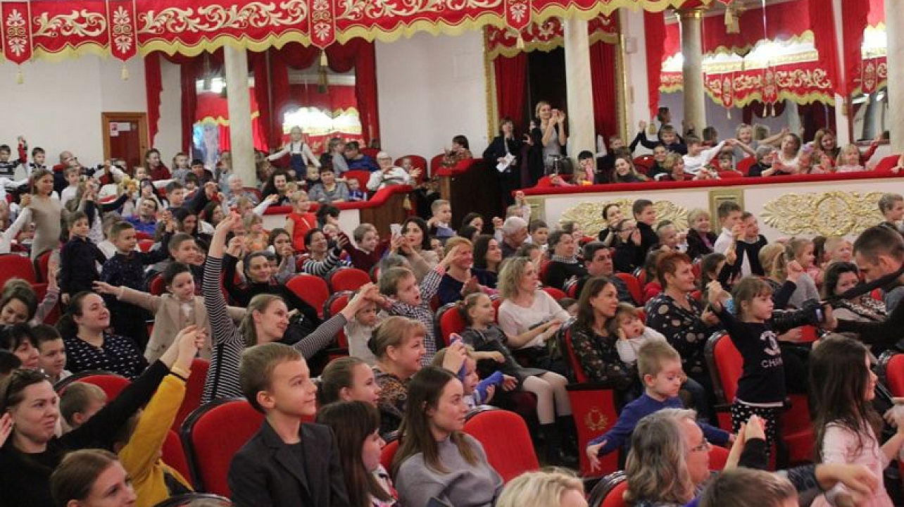 Для детей Центрального округа прошли новогодние спектакли