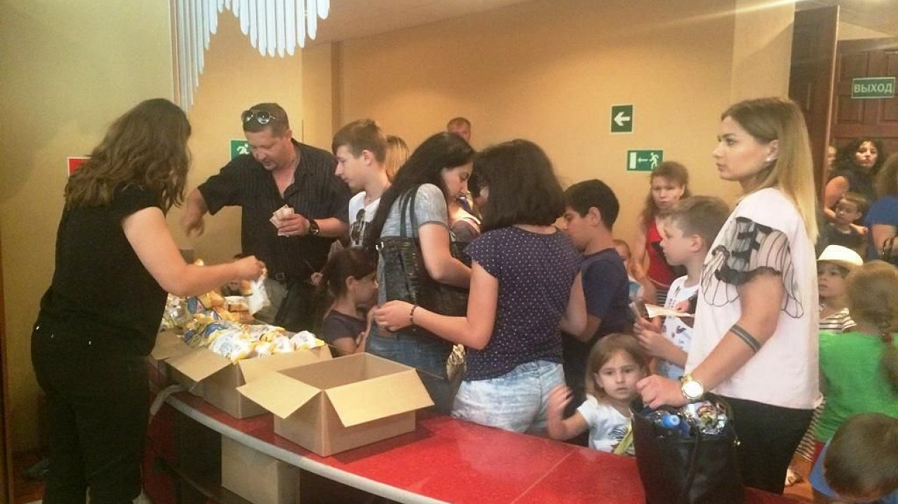 В Западном округе состоялся благотворительный спектакль для детей.JPG