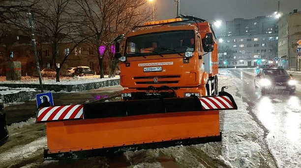 Более 40 единиц спецтехники вышло на ночную уборку дорог в Краснодаре