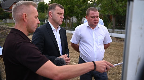 Евгений Наумов проинспектировал ход строительства двух дорог и бульвара в Музыкальном микрорайоне