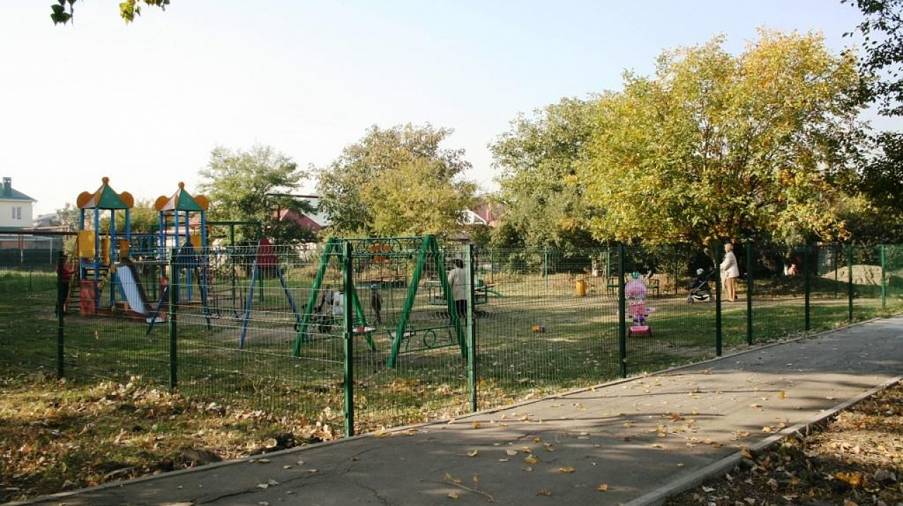 В Прикубанском округе по улице Бийской построили новую спортплощадку