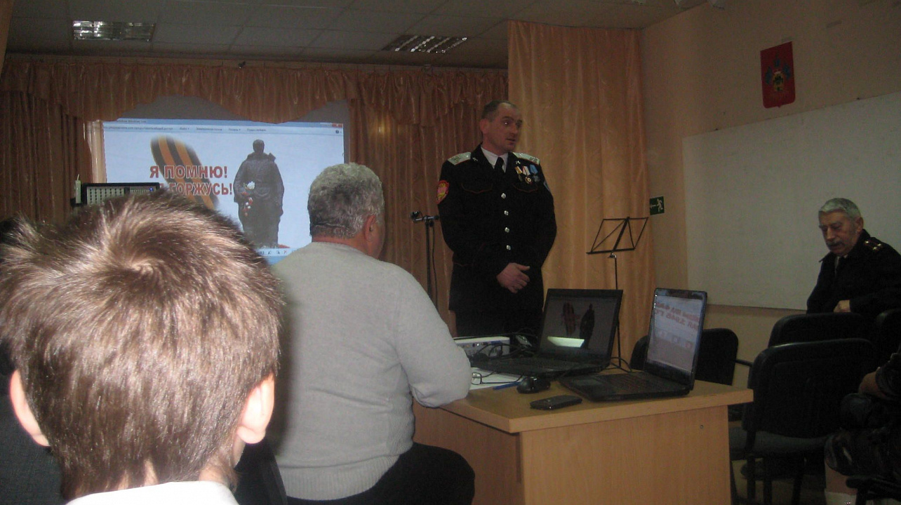 Учащиеся возложили цветы  к памятнику воинам – танкистам в Сквере поселка Колосистый