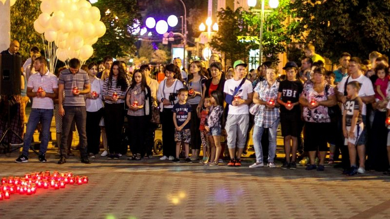 В Краснодаре сотни горожан приняли участие в гражданской акции «Свеча памяти»