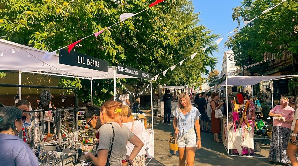 Более 60 местных брендов, мастер-класс и игры: на краснодарском Арбате проходит фестиваль «ЧАПАЕВА ФЕСТ»