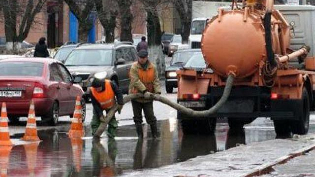 Откачка воды в микрорайоне улицы Московско