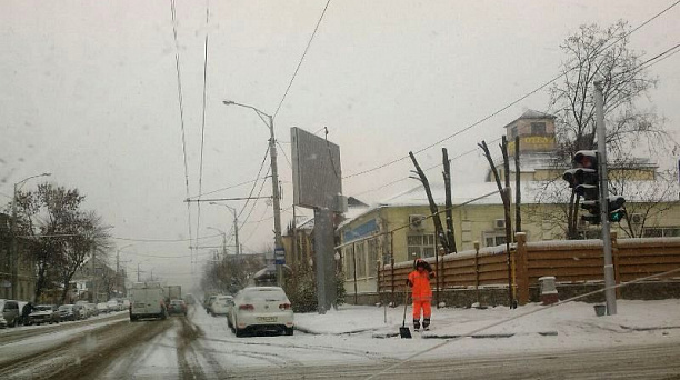 В Западном округе ведется непрерывная работа по очистке от снега и посыпке песко-соляной смесью