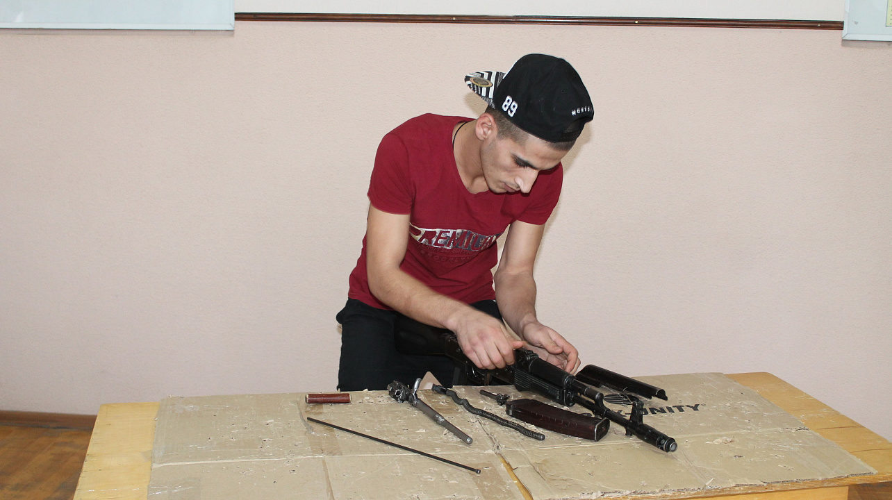 В университете физкультуры прошли соревнование по разборке-сборке автомата Калашникова