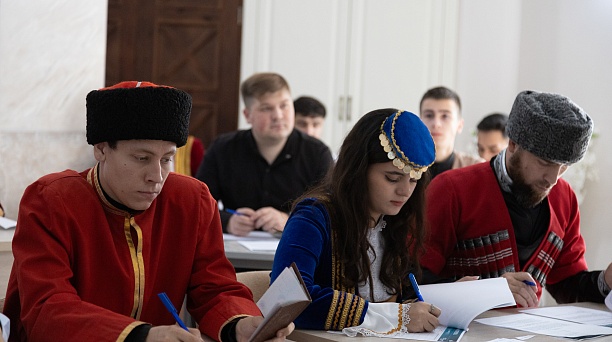 Представители национально-культурных объединений и Герой России написали Большой этнографический диктант в Краснодаре