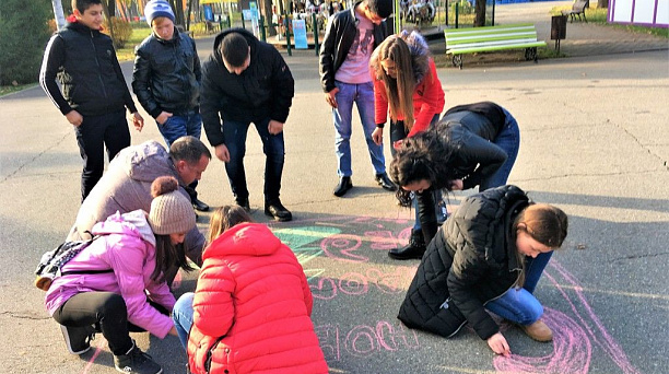 В парке Западного округа прошел конкурс рисунка на асфальте