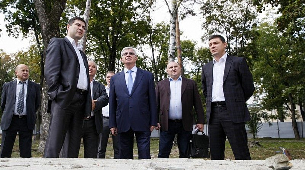 Ко Дню города в Краснодаре благоустраивают сквер Дружбы народов