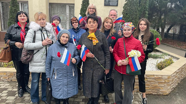 В Фестивальном микрорайоне возложили цветы к доске памяти Юрия Гагарина