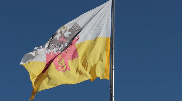 На Главной городской площади торжественно подняли флаг Краснодара в честь Дня города 