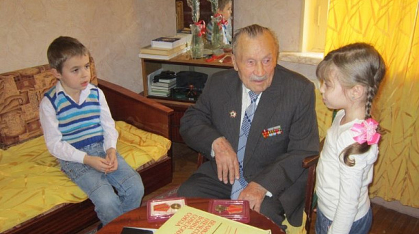 Воспитанники детского сада № 94 побывали в гостях у ветерана