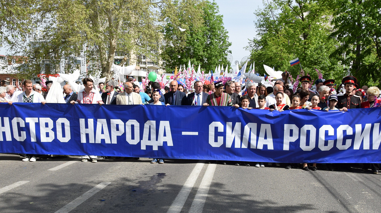 В праздничном шествии, посвящённом Дню Весны и Труда, приняли участие представители национально-культурных о.jpg
