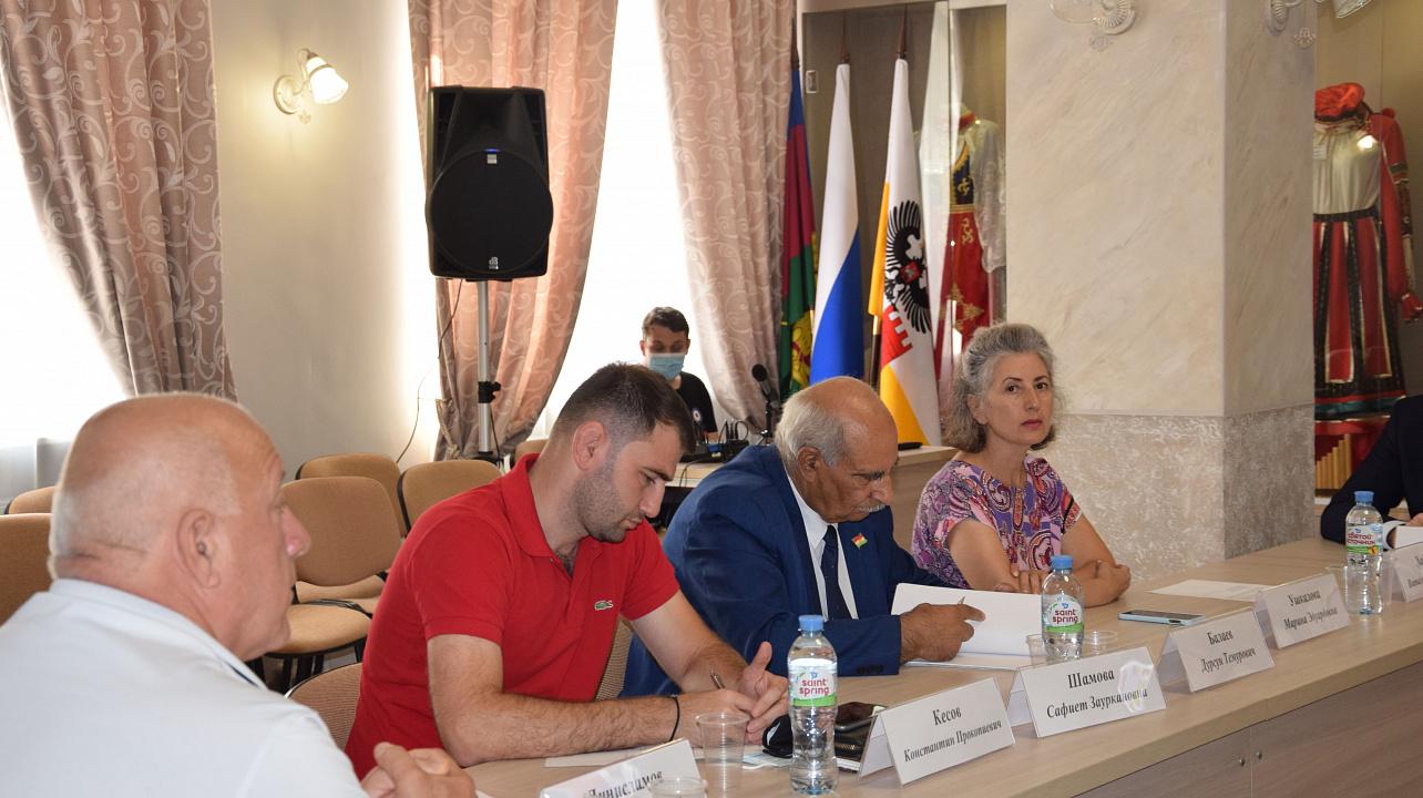 В заседании рабочей группы Межведомственной комиссии по вопросам профилактики экстремизма и гармонизации межнациональных отношений приняли участие руководители национально-культурных объедин (2).JPG