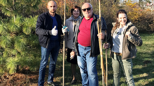 Депутат гордумы Михаил Самойленко поучаствовал в субботнике в городском дендрарии