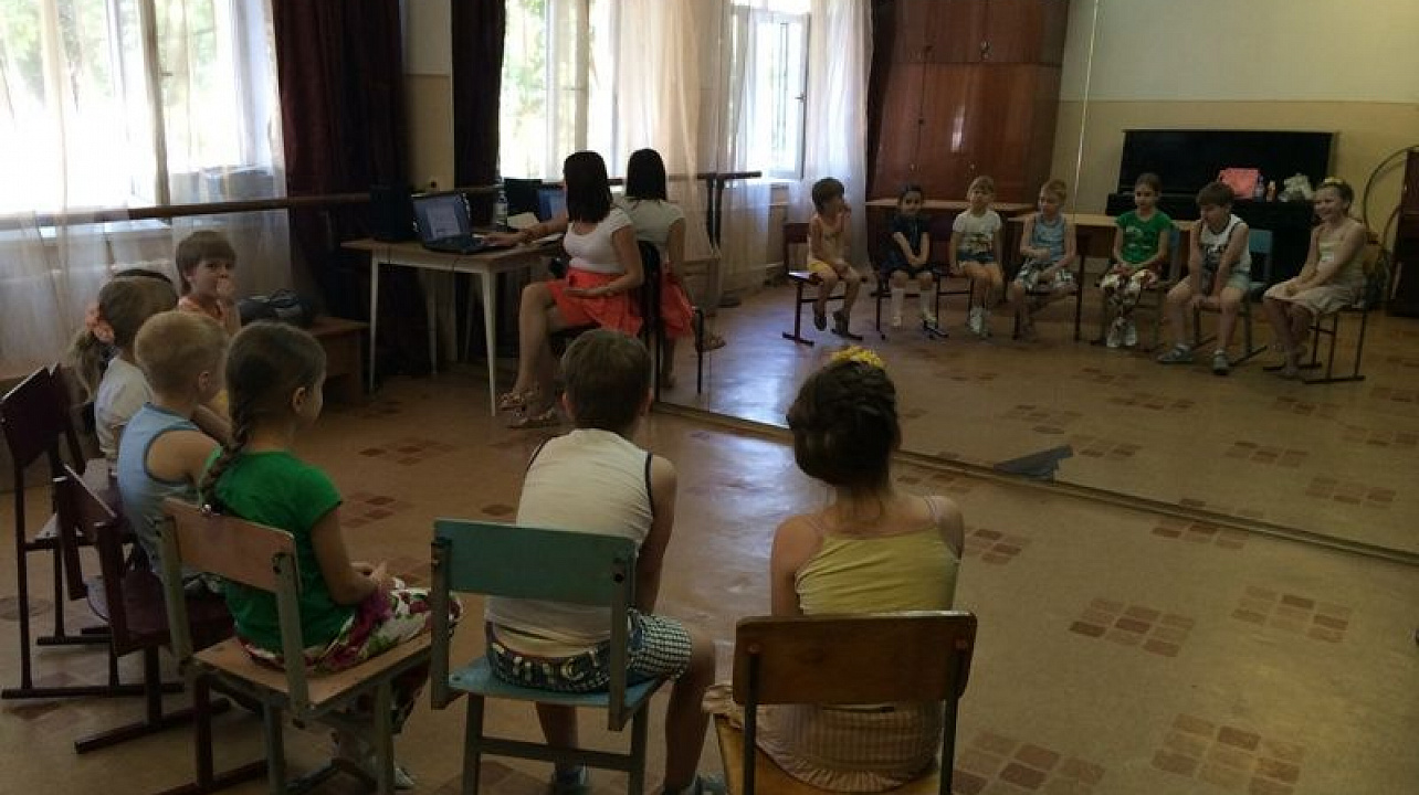 Летние детские площадки Центрального округа посетили сотни школьников