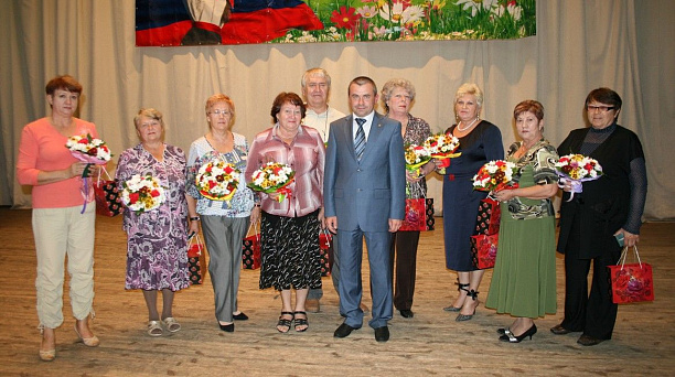 Цветы и подарки — ветеранам труда