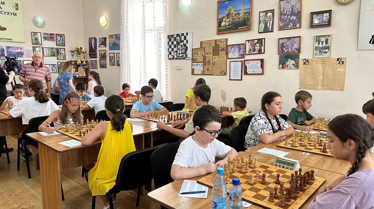 Фото: https://apsnypress.info/ru/home/novosti/item/12492-intellektualnye-igry-khkhi-mezhdunarodnyj-shakhmatnyj-festival-abkhaziya-open-2024-otkrylsya-v-sukhume