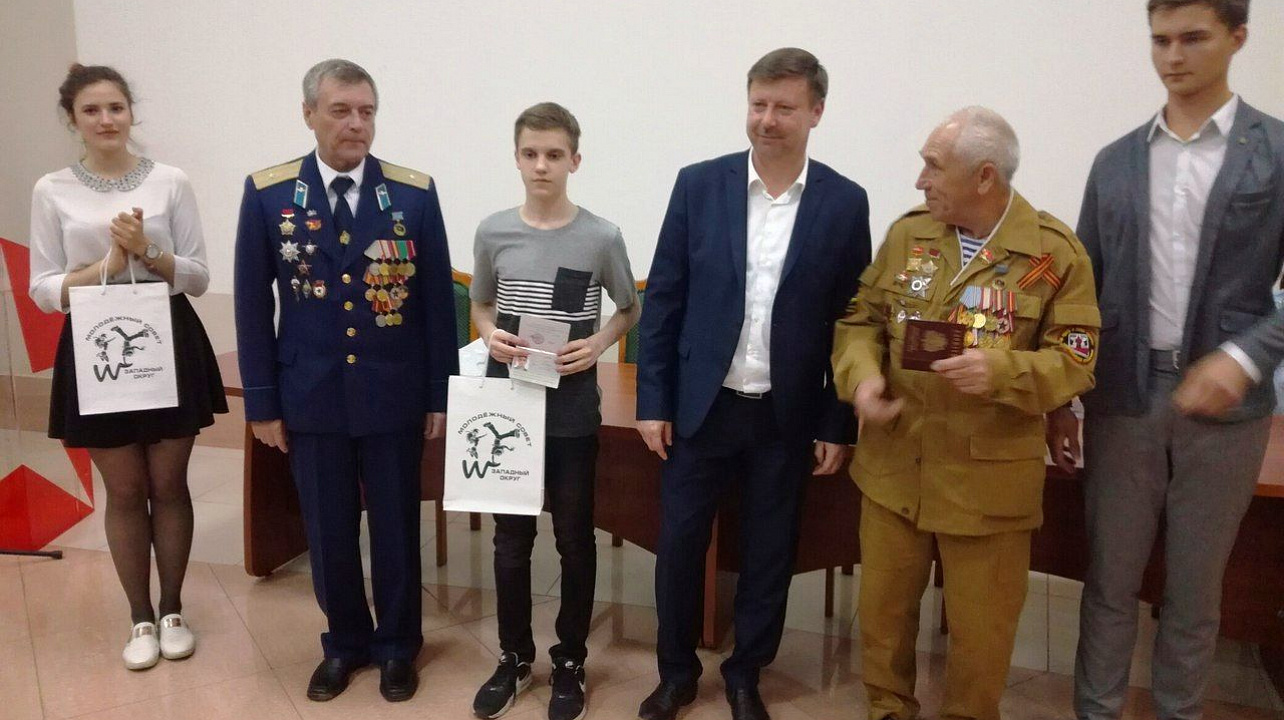 Четырнадцати летним гражданам Западного округа торжественно вручили паспорта