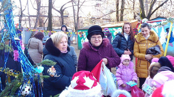 Детские новогодние утренники гагаринцы провели во дворах своих многоэтажек