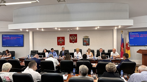 Городская Дума присвоила почётные звания и одобрила установку памятных знаков заслуженным людям 