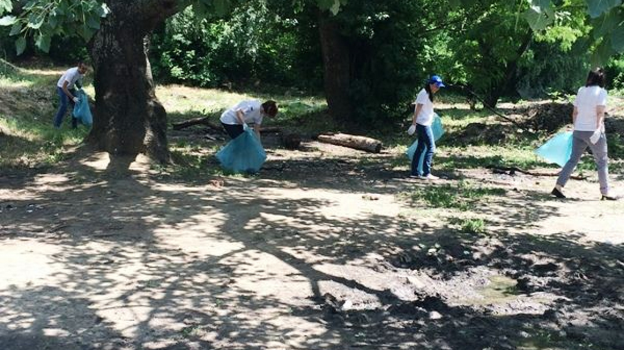 На побережье Кубани  прошел очередной субботник