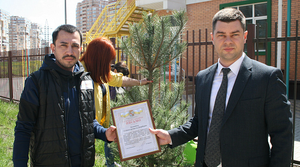 Детский сад №113 «Мир чудес» подхватил челлендж мэра города по высадке деревьев