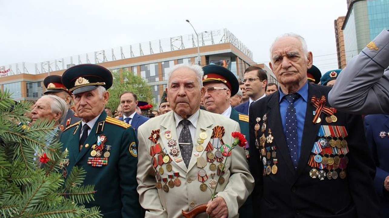 Жители Центрального округа приняли участие в церемонии возложения венков и цветов к Вечному огню