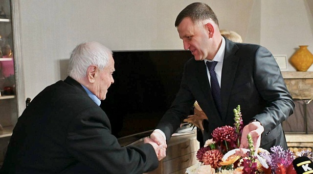 Евгений Наумов и Вера Галушко поздравили со 100-летием участника Великой Отечественной войны Ивана Петровича Чучалина 