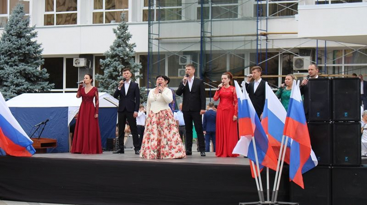 Общественность Центрального округа отметила День Государственного флага РФ